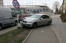 Pijany policjant rozbił nieoznakowane BMW o lampę