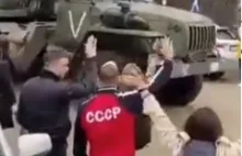 Zwykli Rosjanie pozdrawiają wojsko jadące w stronę Ukrainy