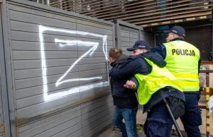 Happening aktywistów KOD. Namalowali rosyjski symbol "Z" na bramie...