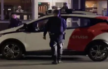 W San Francisco autonomiczny samochód bez kierowcy ucieka policji :)