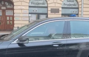 Wizyta ministra PiS u fryzjera w al. Ujazdowskich. Zablokowany jeden pas ruchu.