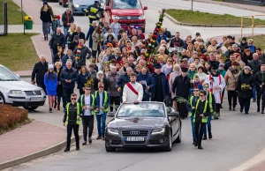 Wyjątkowa procesja w Daleszycach w Niedzielę Palmową. Jezus jechał kabrioletem