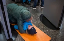 Rosjanie masowo porywają ukraińskie dzieci. "Spotka je przerażający los"