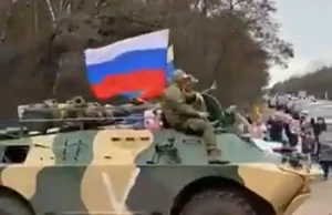 Ruscy witają przejeżdzający konwój. Operacja ma wielkie poparcie.