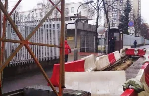 Prowokacja kacapów. Rosjanie zablokowali wyjazd z polskiej ambasady w Moskwie