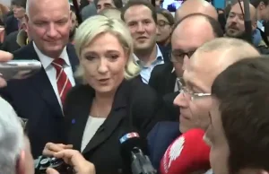 Dziennikarz wyniesiony siłą przez ochrone Le Pen po zadaniu pytania