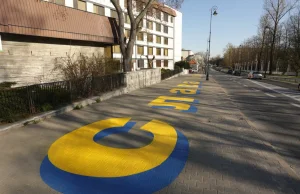 Ogromny napis "chwała Ukrainie!" przed rosyjską ambasadą w Warszawie
