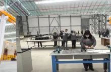 Rosjanie pokazują "fabrykę dronów". Brak gniazdek elektrycznych, jeden laptop...