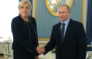 Pokazała na konferencji Le Pen zdjęcie z Putinem. Rzucili ją na podłogę