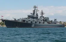 Płonie okręt flagowy Floty Czarnomorskiej krążownik rakietowy "Moskwa";...