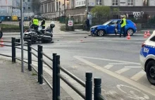 Motocykl policyjny zderzył się z audi. Policjant w szpitalu [ZDJĘCIA]
