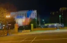 Zabawa w projekcje flagi ukraińskiej na ambasadzie ruskiej.
