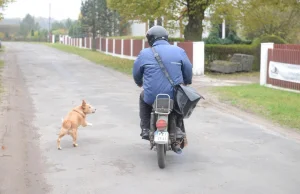 Mieszkańcy byli w domu, a listonoszka zostawia awizo.