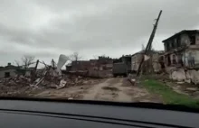 Przejazd przez zniszczony Mariupol