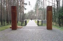 Ciężki sprzęt budowlany na polskim cmentarzu wojskowym w Katyniu