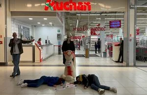 Korupcja trawi rosyjski oddział Auchan. Wojna to kolejny cios