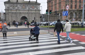 Gdańsk : W końcu udało się ukończyć pasy nad podziemnym przejściem dla pieszych.