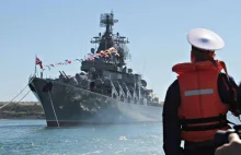Rosjanie opłakują "Moskwę". Składają kwiaty ku pamięci okrętu