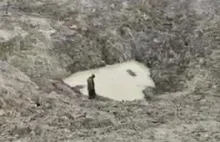 Dziura w ziemi po wybuchu Rosyjskiej bomby