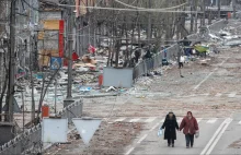 Mariupol: ruiny budynków, ciała cywilów na ulicach. Drastyczne nagranie z miasta