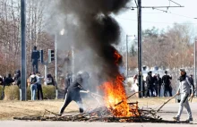 Zamieszki po spaleniu Koranu w Szwecji. Policjanci zaatakowani kamieniami