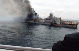 Zdjęcie uszkodzonego okrętu Moskwa przed zatonięciem