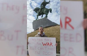 Protestujący Rosjanin oskarżony za cytowanie Tupaca.