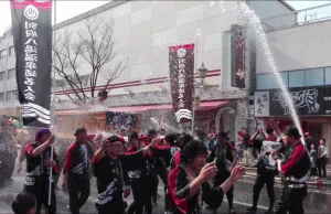 YU-BUKKAKE MATSURI to japoński śmigus-dyngus