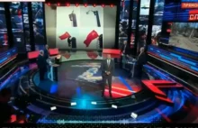 Rosyjska telewizja i wieszanie flagi ZSRR w Mariupolu