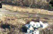 Ukraina - artyleria niszczy budynek zajmowany przez rosjan