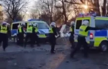 Szwedzka policja vs Muzułmańscy protestujący.
