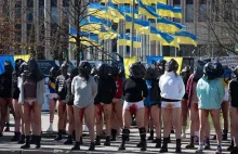 Sprzeciwiają się gwałtom na Ukrainkach. 200 kobiet pod rosyjską ambasadą w Rydze