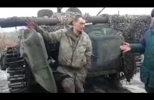 Ukraińscy żołnierze pomagają rannym słodatom.