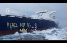 Aktywiści Greenpeace Italy malujący napis„Pokój zamiast ropy” na ruskim tankowcu