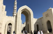 Niesamowity Meczet Sułtana Qaboosa w Omanie, architektura i detale powalają.