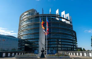 UE uzgodniła przepisy, które mają utrzymać w ryzach internetowych gigantów