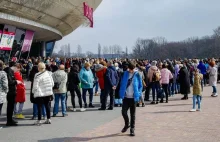 Wolontariusze rezygnują przed Tauron Areną w Krakowie.