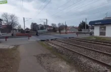 Facet przechodzi przez tory tuż przed nadjeżdżającym pociągiem