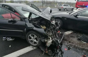 Poślizg i zderzenie BMW z Peugeotem w Gliwicach