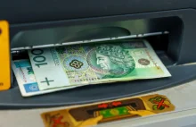 Brak zaufania do banków: Polacy zbroją się w gotówkę