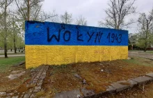 Napis „Wołyń 1943” na postumencie po pomniku Koniewa w ukraińskich barwach