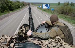 Kacapy ostrzeliwują korytarz humanitarny z Mariupola bronią artyleryjską