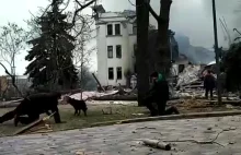 Film nakręcony zaraz po zbombardowaniu Teatru Dramatycznego w Mariupolu.