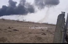 Ukraiński MIG-29 ucieka z bombardowanego lotniska