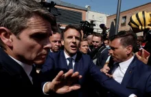 Macron zaatakowany pomidorami na targu. Ochroniarze użyli parasola