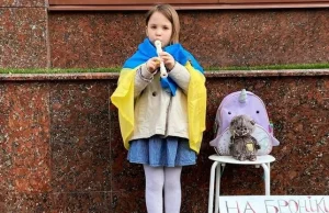 Sześcioletnia Ukrainka zbiera pieniądze dla wojska grając na flecie