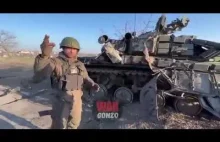 Rosjanie pokazują zniszczony Rosyjski czołg z literą Z i...