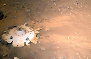 Marsjański śmigłowiec sfotografował szczątki pojazdu,który przywiózł go na Marsa
