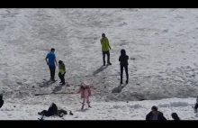 Dzieci wchodzą na niezamarznięte Morskie Oko. Zakopane majówka 2022