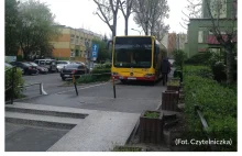 Wrocław - autobus miejski zaparkował pod blokiem na osiedlu.